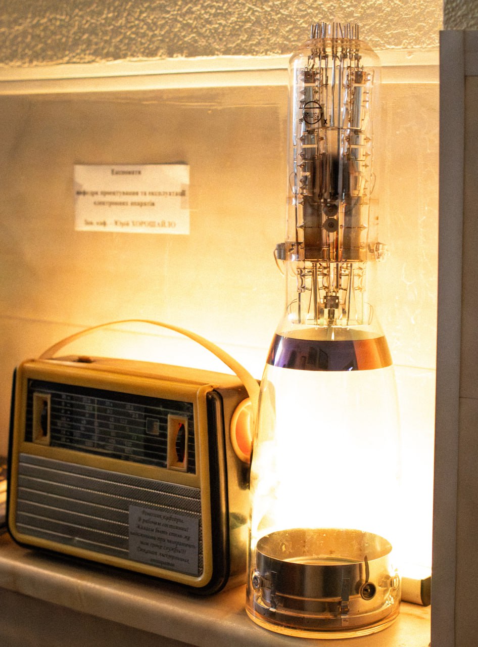 До 95-річчя Університету, у музеї історії ХНУРЕ відкрилась двовимірна виставка.